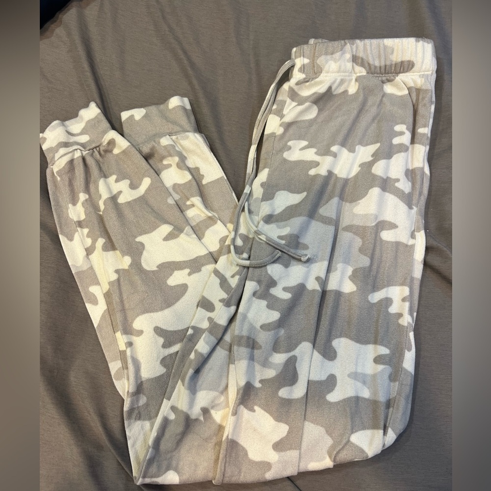 Wandering Dreams Camo Joggers Size M